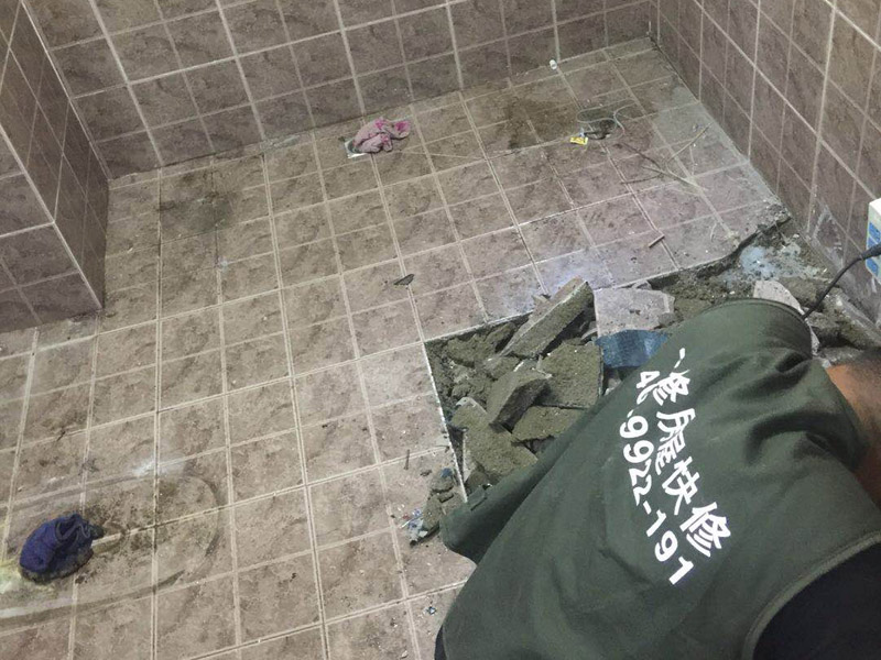 衛(wèi)生間地面拆除裝修：1、若是家里的地磚已經(jīng)是出現(xiàn)部分破損、很多空鼓或者剝落、外層釉質(zhì)已經(jīng)磨損，或難洗的污漬，通常這時(shí)就要對(duì)地磚進(jìn)行拆除更新才行，或是對(duì)它進(jìn)行簡(jiǎn)單修補(bǔ)一下就可以了。假如只考慮更換幾塊地磚，這種難度就會(huì)比較大，因?yàn)槭褂昧撕芏嗄曛?，有可能?huì)出現(xiàn)找不到色彩一樣的地磚情況，這樣下去就會(huì)影響美觀。2、假如是為了節(jié)省開(kāi)支或者手頭不寬裕，那么在地磚基礎(chǔ)完好的情況可以不更換，但是一定要在裝修后期，把所有地磚勾縫鏟除重新做。因?yàn)橐郧伴L(zhǎng)期使用過(guò)的地磚縫中會(huì)有很多細(xì)菌或臟污存在，必須清除，并且重新勾縫后會(huì)顯得更好看。通常情況下，我們建議您在改造時(shí)把廚房和衛(wèi)生間的地磚一起拆除重做。