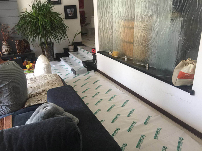 衛(wèi)生間地面拆除裝修：1、若是家里的地磚已經(jīng)是出現(xiàn)部分破損、很多空鼓或者剝落、外層釉質(zhì)已經(jīng)磨損，或難洗的污漬，通常這時(shí)就要對(duì)地磚進(jìn)行拆除更新才行，或是對(duì)它進(jìn)行簡(jiǎn)單修補(bǔ)一下就可以了。假如只考慮更換幾塊地磚，這種難度就會(huì)比較大，因?yàn)槭褂昧撕芏嗄曛?，有可能?huì)出現(xiàn)找不到色彩一樣的地磚情況，這樣下去就會(huì)影響美觀。2、假如是為了節(jié)省開(kāi)支或者手頭不寬裕，那么在地磚基礎(chǔ)完好的情況可以不更換，但是一定要在裝修后期，把所有地磚勾縫鏟除重新做。因?yàn)橐郧伴L(zhǎng)期使用過(guò)的地磚縫中會(huì)有很多細(xì)菌或臟污存在，必須清除，并且重新勾縫后會(huì)顯得更好看。通常情況下，我們建議您在改造時(shí)把廚房和衛(wèi)生間的地磚一起拆除重做。