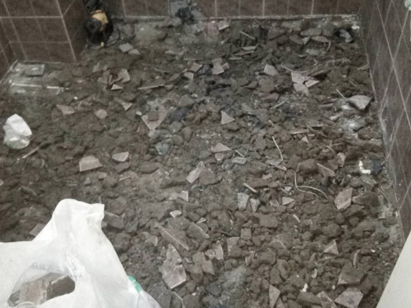 衛(wèi)生間地面拆除裝修：1、若是家里的地磚已經(jīng)是出現(xiàn)部分破損、很多空鼓或者剝落、外層釉質(zhì)已經(jīng)磨損，或難洗的污漬，通常這時(shí)就要對(duì)地磚進(jìn)行拆除更新才行，或是對(duì)它進(jìn)行簡(jiǎn)單修補(bǔ)一下就可以了。假如只考慮更換幾塊地磚，這種難度就會(huì)比較大，因?yàn)槭褂昧撕芏嗄曛?，有可能?huì)出現(xiàn)找不到色彩一樣的地磚情況，這樣下去就會(huì)影響美觀。2、假如是為了節(jié)省開(kāi)支或者手頭不寬裕，那么在地磚基礎(chǔ)完好的情況可以不更換，但是一定要在裝修后期，把所有地磚勾縫鏟除重新做。因?yàn)橐郧伴L(zhǎng)期使用過(guò)的地磚縫中會(huì)有很多細(xì)菌或臟污存在，必須清除，并且重新勾縫后會(huì)顯得更好看。通常情況下，我們建議您在改造時(shí)把廚房和衛(wèi)生間的地磚一起拆除重做。