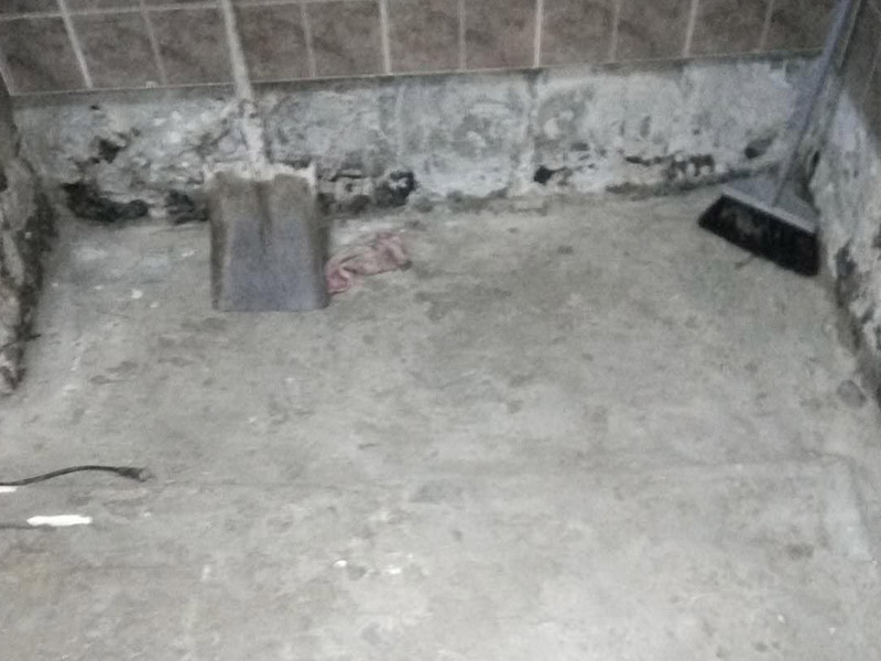 衛(wèi)生間地面拆除裝修：1、若是家里的地磚已經(jīng)是出現(xiàn)部分破損、很多空鼓或者剝落、外層釉質(zhì)已經(jīng)磨損，或難洗的污漬，通常這時(shí)就要對(duì)地磚進(jìn)行拆除更新才行，或是對(duì)它進(jìn)行簡(jiǎn)單修補(bǔ)一下就可以了。假如只考慮更換幾塊地磚，這種難度就會(huì)比較大，因?yàn)槭褂昧撕芏嗄曛?，有可能?huì)出現(xiàn)找不到色彩一樣的地磚情況，這樣下去就會(huì)影響美觀。2、假如是為了節(jié)省開(kāi)支或者手頭不寬裕，那么在地磚基礎(chǔ)完好的情況可以不更換，但是一定要在裝修后期，把所有地磚勾縫鏟除重新做。因?yàn)橐郧伴L(zhǎng)期使用過(guò)的地磚縫中會(huì)有很多細(xì)菌或臟污存在，必須清除，并且重新勾縫后會(huì)顯得更好看。通常情況下，我們建議您在改造時(shí)把廚房和衛(wèi)生間的地磚一起拆除重做。