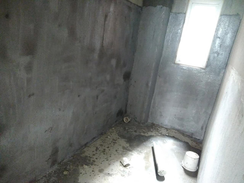 廁所刷防水裝修：第一步：清理墻面和地面 在涂刷防水涂層之前，先要清理墻面和地面，同時要用連接的氣泵皮管吹盡陰角處的浮沉。第二步：刷防水涂料：刷防水涂料時先刷墻角部位，交接處應(yīng)有200mm，不得有漏刷情況。第一遍涂刷墻面時，應(yīng)上下縱向涂刷，第二遍涂刷墻體，應(yīng)左右橫向涂刷。注意、第二遍防水涂料間需要有一定時間間隔，待遍涂料干透后才能進行第二遍，具體時間視涂料而定。第三步：閉水試驗：在涂刷完防水涂料后，不能立刻貼瓷磚，還必須進行防水測試。堵住衛(wèi)生間排水口、地漏等，然后將衛(wèi)生間積水2~3cm。24小時后到樓下查看是否有水滲漏，一旦發(fā)現(xiàn)有滲水痕跡，必須馬上返工。