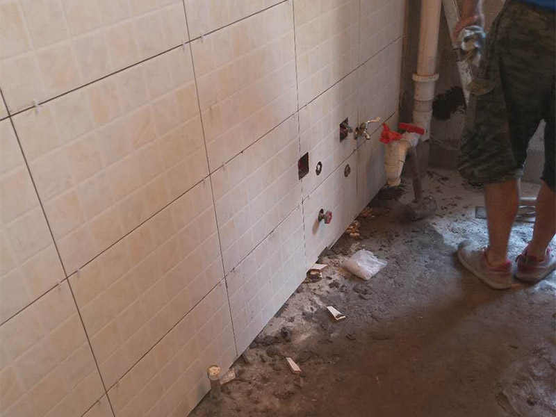 墻面瓷磚鋪貼裝修：1、確保改造墻體能充分干燥；2、基層處理，清理墻面上的各類污物，打掃干凈現(xiàn)場(chǎng)，特別是腳落里；3、用泥刀先批墻，后用水泥漿找平；4、墻面要刷防水涂料，防止貼后浸水；5、找水平基準(zhǔn)線，然后把攪拌好的粘結(jié)劑漿料均勻的刮到墻上；5、水平檢測(cè)瓷磚鋪貼完后，工人會(huì)用專業(yè)測(cè)量?jī)x，來(lái)檢查貼后瓷磚的平整度，確保最終的效果令客戶滿意，鋪貼好的瓷磚一定要有保護(hù)措施，可以用薄膜來(lái)加以保護(hù)。