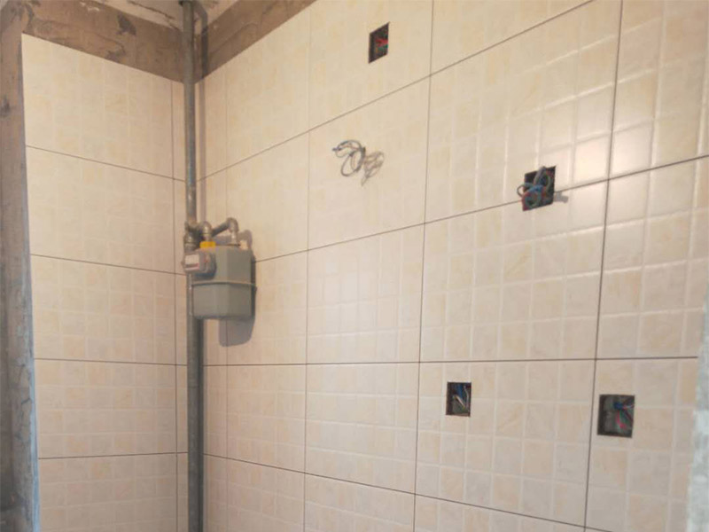 墻面瓷磚鋪貼裝修：1、確保改造墻體能充分干燥；2、基層處理，清理墻面上的各類污物，打掃干凈現(xiàn)場(chǎng)，特別是腳落里；3、用泥刀先批墻，后用水泥漿找平；4、墻面要刷防水涂料，防止貼后浸水；5、找水平基準(zhǔn)線，然后把攪拌好的粘結(jié)劑漿料均勻的刮到墻上；5、水平檢測(cè)瓷磚鋪貼完后，工人會(huì)用專業(yè)測(cè)量?jī)x，來(lái)檢查貼后瓷磚的平整度，確保最終的效果令客戶滿意，鋪貼好的瓷磚一定要有保護(hù)措施，可以用薄膜來(lái)加以保護(hù)。