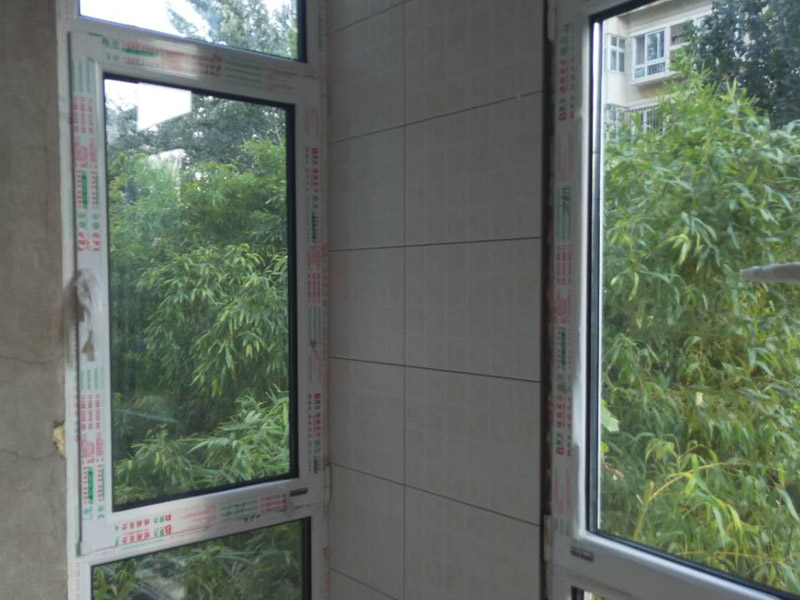 墻面瓷磚鋪貼裝修：1、確保改造墻體能充分干燥；2、基層處理，清理墻面上的各類污物，打掃干凈現(xiàn)場(chǎng)，特別是腳落里；3、用泥刀先批墻，后用水泥漿找平；4、墻面要刷防水涂料，防止貼后浸水；5、找水平基準(zhǔn)線，然后把攪拌好的粘結(jié)劑漿料均勻的刮到墻上；5、水平檢測(cè)瓷磚鋪貼完后，工人會(huì)用專業(yè)測(cè)量?jī)x，來(lái)檢查貼后瓷磚的平整度，確保最終的效果令客戶滿意，鋪貼好的瓷磚一定要有保護(hù)措施，可以用薄膜來(lái)加以保護(hù)。