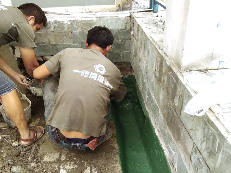 屋頂排水溝改造防水：一、確定排水坡面的數(shù)目：一般情況下，臨街建筑平屋頂屋面寬度小于12m時(shí)，可采用單坡排水；其寬度大于12m時(shí)，宜采用雙坡排水。坡屋頂應(yīng)結(jié)合建筑造型要求選擇單坡、雙坡或四坡排水。二、劃分排水區(qū)：劃分排水區(qū)的目的在于合理地布置水落管。排水區(qū)的面積是指屋面水平投影的面積，每一根水落管的屋面最大匯水面積不宜大于200m2。雨水口的間距在18~24m。三、確定天溝所用材料和斷面形式及尺寸天溝即屋面上的排水溝，位于檐口部位時(shí)又稱(chēng)檐溝。設(shè)置天溝的目的是匯集屋面雨水，并將屋面雨水有組織地迅速排除。天溝根據(jù)屋頂類(lèi)型的不同有多種做法。如坡屋頂中可用鋼筋混凝土、鍍鋅鐵皮、石棉水泥等材料做成槽形或三角形天溝。平屋頂?shù)奶鞙弦话阌娩摻罨炷林谱?，?dāng)采用女兒墻外排水方案時(shí)，可利用傾斜的屋面與垂直的墻面構(gòu)成三角形天溝；當(dāng)采用檐溝外排水方案時(shí)，通常用專(zhuān)用的槽形板做成矩形天溝。