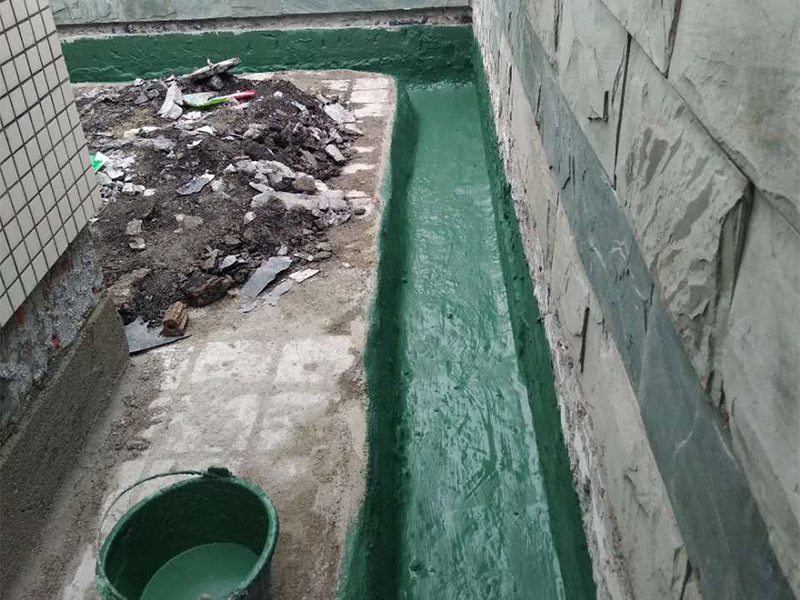 屋頂排水溝改造防水：一、確定排水坡面的數(shù)目：一般情況下，臨街建筑平屋頂屋面寬度小于12m時(shí)，可采用單坡排水；其寬度大于12m時(shí)，宜采用雙坡排水。坡屋頂應(yīng)結(jié)合建筑造型要求選擇單坡、雙坡或四坡排水。二、劃分排水區(qū)：劃分排水區(qū)的目的在于合理地布置水落管。排水區(qū)的面積是指屋面水平投影的面積，每一根水落管的屋面最大匯水面積不宜大于200m2。雨水口的間距在18~24m。三、確定天溝所用材料和斷面形式及尺寸天溝即屋面上的排水溝，位于檐口部位時(shí)又稱(chēng)檐溝。設(shè)置天溝的目的是匯集屋面雨水，并將屋面雨水有組織地迅速排除。天溝根據(jù)屋頂類(lèi)型的不同有多種做法。如坡屋頂中可用鋼筋混凝土、鍍鋅鐵皮、石棉水泥等材料做成槽形或三角形天溝。平屋頂?shù)奶鞙弦话阌娩摻罨炷林谱鳎?dāng)采用女兒墻外排水方案時(shí)，可利用傾斜的屋面與垂直的墻面構(gòu)成三角形天溝；當(dāng)采用檐溝外排水方案時(shí)，通常用專(zhuān)用的槽形板做成矩形天溝。