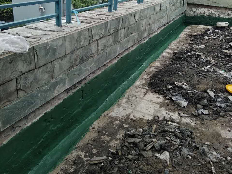 屋頂排水溝改造防水：一、確定排水坡面的數(shù)目：一般情況下，臨街建筑平屋頂屋面寬度小于12m時(shí)，可采用單坡排水；其寬度大于12m時(shí)，宜采用雙坡排水。坡屋頂應(yīng)結(jié)合建筑造型要求選擇單坡、雙坡或四坡排水。二、劃分排水區(qū)：劃分排水區(qū)的目的在于合理地布置水落管。排水區(qū)的面積是指屋面水平投影的面積，每一根水落管的屋面最大匯水面積不宜大于200m2。雨水口的間距在18~24m。三、確定天溝所用材料和斷面形式及尺寸天溝即屋面上的排水溝，位于檐口部位時(shí)又稱(chēng)檐溝。設(shè)置天溝的目的是匯集屋面雨水，并將屋面雨水有組織地迅速排除。天溝根據(jù)屋頂類(lèi)型的不同有多種做法。如坡屋頂中可用鋼筋混凝土、鍍鋅鐵皮、石棉水泥等材料做成槽形或三角形天溝。平屋頂?shù)奶鞙弦话阌娩摻罨炷林谱?，?dāng)采用女兒墻外排水方案時(shí)，可利用傾斜的屋面與垂直的墻面構(gòu)成三角形天溝；當(dāng)采用檐溝外排水方案時(shí)，通常用專(zhuān)用的槽形板做成矩形天溝。