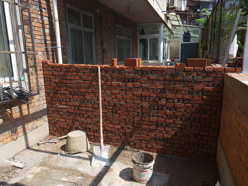 庭院砌墻裝修：首先準(zhǔn)備好材料，有輕質(zhì)磚、鋼筋、水泥沙等。這些基礎(chǔ)材料一般不會出問題，注意購買中沙。攪拌好水泥砂漿，就可以開始砌墻了。砌墻雖然簡單，但最好也要有圖紙，有些地方需要錯開砌，這樣保證位置正確、工藝標(biāo)準(zhǔn)。新舊墻體連接處，需要植筋，這樣墻體連接穩(wěn)固。植筋需要打鋼筋進(jìn)舊墻體，深度要深；植筋出間隔大約為50厘米。墻上如果有門，需要做門梁，梁內(nèi)要有鋼筋。墻體砌好后，在水泥批蕩前，最好掛網(wǎng)處理，這樣水泥砂漿和墻體能更好結(jié)合，防止以后出現(xiàn)裂痕。批蕩后，要保養(yǎng)一段時間。就是定期灑點(diǎn)水上去啦。