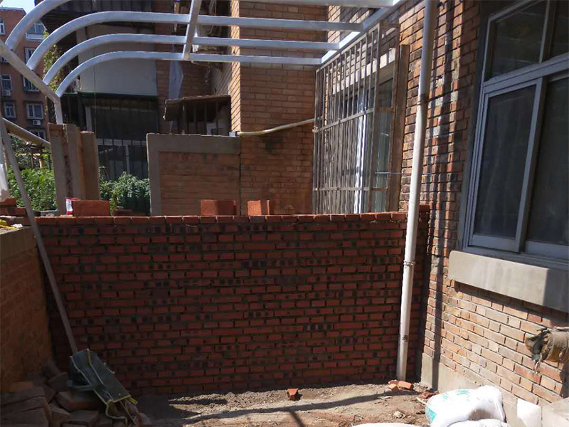 庭院砌墻裝修：首先準(zhǔn)備好材料，有輕質(zhì)磚、鋼筋、水泥沙等。這些基礎(chǔ)材料一般不會出問題，注意購買中沙。攪拌好水泥砂漿，就可以開始砌墻了。砌墻雖然簡單，但最好也要有圖紙，有些地方需要錯開砌，這樣保證位置正確、工藝標(biāo)準(zhǔn)。新舊墻體連接處，需要植筋，這樣墻體連接穩(wěn)固。植筋需要打鋼筋進(jìn)舊墻體，深度要深；植筋出間隔大約為50厘米。墻上如果有門，需要做門梁，梁內(nèi)要有鋼筋。墻體砌好后，在水泥批蕩前，最好掛網(wǎng)處理，這樣水泥砂漿和墻體能更好結(jié)合，防止以后出現(xiàn)裂痕。批蕩后，要保養(yǎng)一段時間。就是定期灑點(diǎn)水上去啦。