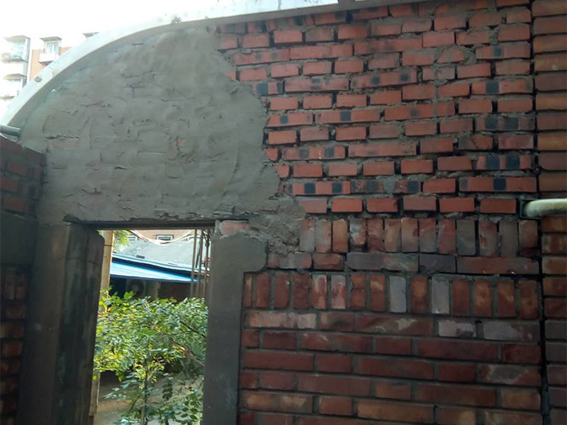 庭院砌墻裝修：首先準(zhǔn)備好材料，有輕質(zhì)磚、鋼筋、水泥沙等。這些基礎(chǔ)材料一般不會出問題，注意購買中沙。攪拌好水泥砂漿，就可以開始砌墻了。砌墻雖然簡單，但最好也要有圖紙，有些地方需要錯開砌，這樣保證位置正確、工藝標(biāo)準(zhǔn)。新舊墻體連接處，需要植筋，這樣墻體連接穩(wěn)固。植筋需要打鋼筋進(jìn)舊墻體，深度要深；植筋出間隔大約為50厘米。墻上如果有門，需要做門梁，梁內(nèi)要有鋼筋。墻體砌好后，在水泥批蕩前，最好掛網(wǎng)處理，這樣水泥砂漿和墻體能更好結(jié)合，防止以后出現(xiàn)裂痕。批蕩后，要保養(yǎng)一段時間。就是定期灑點(diǎn)水上去啦。