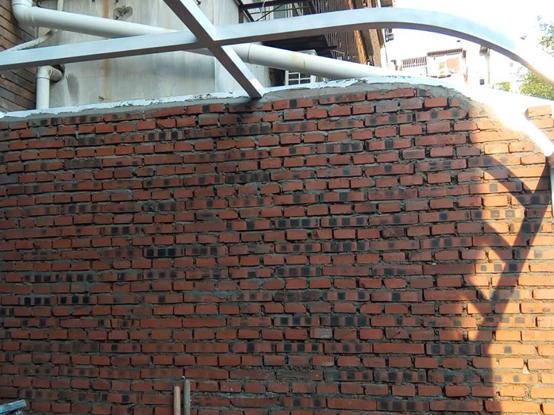 庭院砌墻裝修：首先準(zhǔn)備好材料，有輕質(zhì)磚、鋼筋、水泥沙等。這些基礎(chǔ)材料一般不會出問題，注意購買中沙。攪拌好水泥砂漿，就可以開始砌墻了。砌墻雖然簡單，但最好也要有圖紙，有些地方需要錯開砌，這樣保證位置正確、工藝標(biāo)準(zhǔn)。新舊墻體連接處，需要植筋，這樣墻體連接穩(wěn)固。植筋需要打鋼筋進(jìn)舊墻體，深度要深；植筋出間隔大約為50厘米。墻上如果有門，需要做門梁，梁內(nèi)要有鋼筋。墻體砌好后，在水泥批蕩前，最好掛網(wǎng)處理，這樣水泥砂漿和墻體能更好結(jié)合，防止以后出現(xiàn)裂痕。批蕩后，要保養(yǎng)一段時間。就是定期灑點(diǎn)水上去啦。