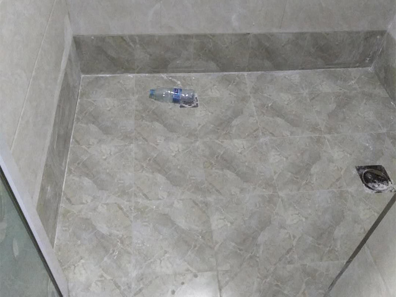 衛(wèi)生間貼瓷磚：瓷磚內(nèi)部有很多細微的空隙，具有一定的吸水性。如果不泡水或泡水不充分就直接鋪貼的話，瓷磚會將水泥的水分吸走，使得瓷磚與水泥連接部分出現(xiàn)空隙，粘結(jié)不牢，從而造成空鼓、瓷磚脫落等問題；墻面在貼磚前要檢查清理，如果墻體有裂紋必須先進行處理；鋪貼瓷磚時，應(yīng)及時將瓷磚縫中多余的粘接材料刮理干凈，等粘接材料凝固后，可以用白水泥、石膏灰漿或色漿將接縫刷一遍，并用棉紗將灰漿擦勻、填滿。