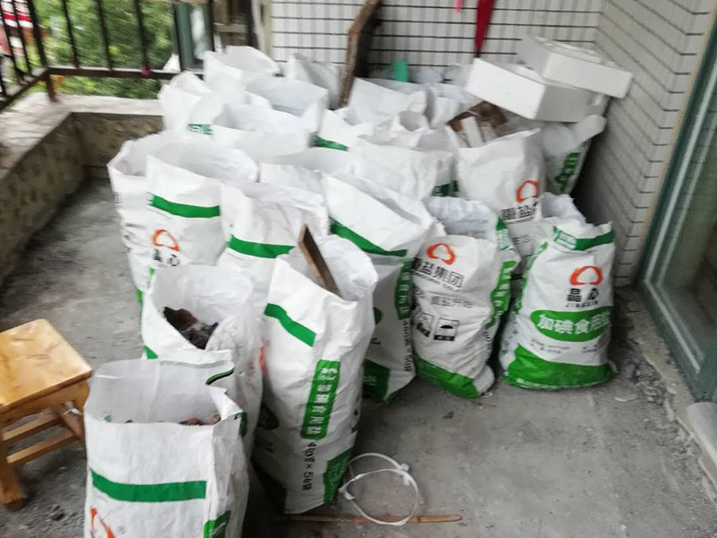 陽(yáng)臺(tái)瓷磚拆除重裝：1、施工前，磚墻及附近區(qū)域?yàn)⑦m量水，減少灰塵對(duì)環(huán)境的污染，做到文明施工。     2、根據(jù)施工現(xiàn)場(chǎng)的實(shí)際情況，墻體拆除采用人工拆除（用一些簡(jiǎn)單工具，如錘子、撬棍、鐵鍬、瓦刀等）的方法施工。拆除時(shí)，自上而下，不許用推到或拉倒方法拆除。     3、拆除時(shí)，將墻體劃分成若干段，每段的寬度大致與活動(dòng)腳手架寬度相等，活動(dòng)腳手架要有專人看護(hù)，自上而下，分層次，水平拆除。     4、拆除時(shí)，施工人員要站在穩(wěn)固的平臺(tái)上，禁止站在柱、墻截面上作業(yè)。     5、拆除完后，建筑垃圾要求外運(yùn)，然后現(xiàn)場(chǎng)清潔干凈。