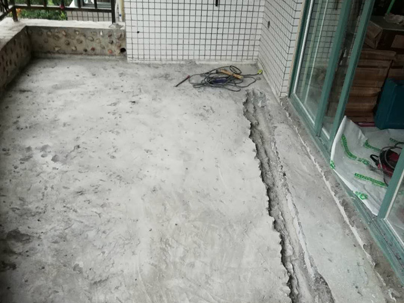 陽(yáng)臺(tái)瓷磚拆除重裝：1、施工前，磚墻及附近區(qū)域?yàn)⑦m量水，減少灰塵對(duì)環(huán)境的污染，做到文明施工。     2、根據(jù)施工現(xiàn)場(chǎng)的實(shí)際情況，墻體拆除采用人工拆除（用一些簡(jiǎn)單工具，如錘子、撬棍、鐵鍬、瓦刀等）的方法施工。拆除時(shí)，自上而下，不許用推到或拉倒方法拆除。     3、拆除時(shí)，將墻體劃分成若干段，每段的寬度大致與活動(dòng)腳手架寬度相等，活動(dòng)腳手架要有專人看護(hù)，自上而下，分層次，水平拆除。     4、拆除時(shí)，施工人員要站在穩(wěn)固的平臺(tái)上，禁止站在柱、墻截面上作業(yè)。     5、拆除完后，建筑垃圾要求外運(yùn)，然后現(xiàn)場(chǎng)清潔干凈。