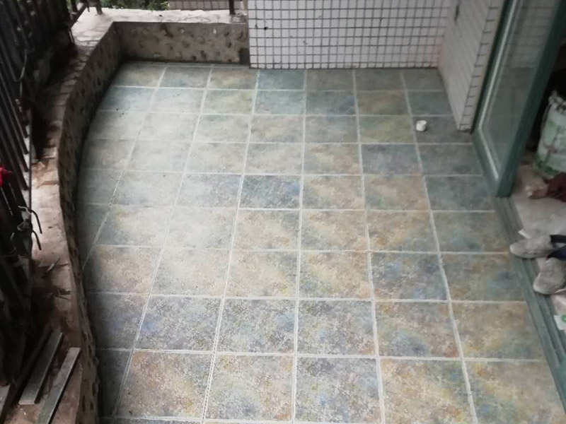 陽(yáng)臺(tái)瓷磚拆除重裝：1、施工前，磚墻及附近區(qū)域?yàn)⑦m量水，減少灰塵對(duì)環(huán)境的污染，做到文明施工。     2、根據(jù)施工現(xiàn)場(chǎng)的實(shí)際情況，墻體拆除采用人工拆除（用一些簡(jiǎn)單工具，如錘子、撬棍、鐵鍬、瓦刀等）的方法施工。拆除時(shí)，自上而下，不許用推到或拉倒方法拆除。     3、拆除時(shí)，將墻體劃分成若干段，每段的寬度大致與活動(dòng)腳手架寬度相等，活動(dòng)腳手架要有專人看護(hù)，自上而下，分層次，水平拆除。     4、拆除時(shí)，施工人員要站在穩(wěn)固的平臺(tái)上，禁止站在柱、墻截面上作業(yè)。     5、拆除完后，建筑垃圾要求外運(yùn)，然后現(xiàn)場(chǎng)清潔干凈。