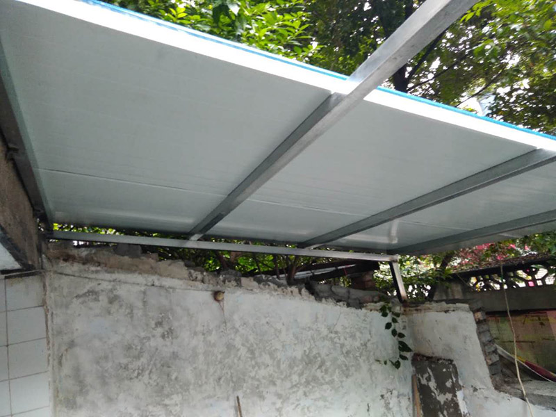 夾心彩鋼棚安裝：1、在進行彩鋼夾芯板安裝的時候搬運板材是常有的事,但搬運也是有講究的,應該小心的把兩頭同時抬起.這樣就可以防止損壞它的表面氧化膜。2、彩鋼夾芯板的固定方式,一般是有兩個；我們可以用自攻螺釘穿過墻板,來直接將夾心板固定在墻面次結構上。3、在安裝的時候,也需要用到耐候膠(玻璃膠),注意利用耐候膠嵌縫密封的時候要保持它的緊密性,這樣就可以有效的防塵與雨水滲漏。4、對于安裝結束收尾的時候,我們還需要進行檢查,在安裝完工后 我們要從上到下,進行逐層的把墻板表面保護膜去掉,并逐層拆架,拆架注意墻板不能被劃傷或者是碰傷,檢查和清掃一些粘結物以及塵土等。