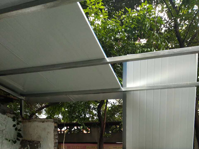 夾心彩鋼棚安裝：1、在進行彩鋼夾芯板安裝的時候搬運板材是常有的事,但搬運也是有講究的,應該小心的把兩頭同時抬起.這樣就可以防止損壞它的表面氧化膜。2、彩鋼夾芯板的固定方式,一般是有兩個；我們可以用自攻螺釘穿過墻板,來直接將夾心板固定在墻面次結構上。3、在安裝的時候,也需要用到耐候膠(玻璃膠),注意利用耐候膠嵌縫密封的時候要保持它的緊密性,這樣就可以有效的防塵與雨水滲漏。4、對于安裝結束收尾的時候,我們還需要進行檢查,在安裝完工后 我們要從上到下,進行逐層的把墻板表面保護膜去掉,并逐層拆架,拆架注意墻板不能被劃傷或者是碰傷,檢查和清掃一些粘結物以及塵土等。