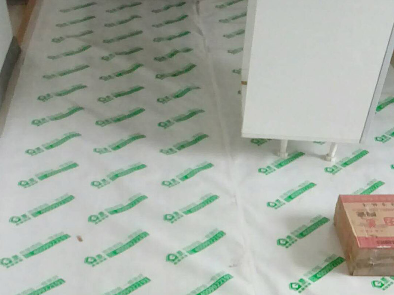 馬桶下水管維修：1、大多數(shù)人的解決辦法就是找專門維修解決下水管漏水的工人，其實不然，很多時候只要找對了下水管漏水的原因，我們自己就可以動手解決下水管漏水的問題。如果是下水管破裂，更換新的；如果是零件松動，可以找扳手，把零件擰緊，再用專門的膠粘劑，用布袋或者其他材料纏繞水管。2、維修處理辦法，就是用玻璃膠涂膜在水管破裂的周圍，或者是下水管漏水的位置，之后，先不要忙用水，等到第二天再用水，試看看衛(wèi)生間下水管漏水是否維修好，如果沒有漏水了，就說明玻璃膠已經把漏水的地方粘接在了一起。