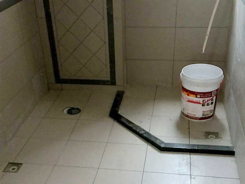 衛(wèi)生間瓷磚鋪貼：基層處理：將凸出墻面的混凝土剔平，對于基體為混凝土表面很光滑的要鑿毛，或用可摻界劑膠的水泥水細砂漿做小拉毛墻，也可以刷界面劑、并澆水濕潤基層。浸磚：面磚鑲貼前，應(yīng)挑選顏色、規(guī)格一致的磚；浸泡磚時，將面磚清掃干凈，放入凈水中浸泡2小時上，取出待表面晾干或擦干凈后方可使用。粘貼面磚：粘貼應(yīng)自下而上進行。抹8㎜厚1：0.1：2.5水泥石灰膏砂漿結(jié)合層，要刮平，隨抹隨自上而下粘貼面磚，要求砂漿飽滿，虧灰時，取下重貼，并隨時用靠尺檢查整度，同時保證縫隙寬度一致。