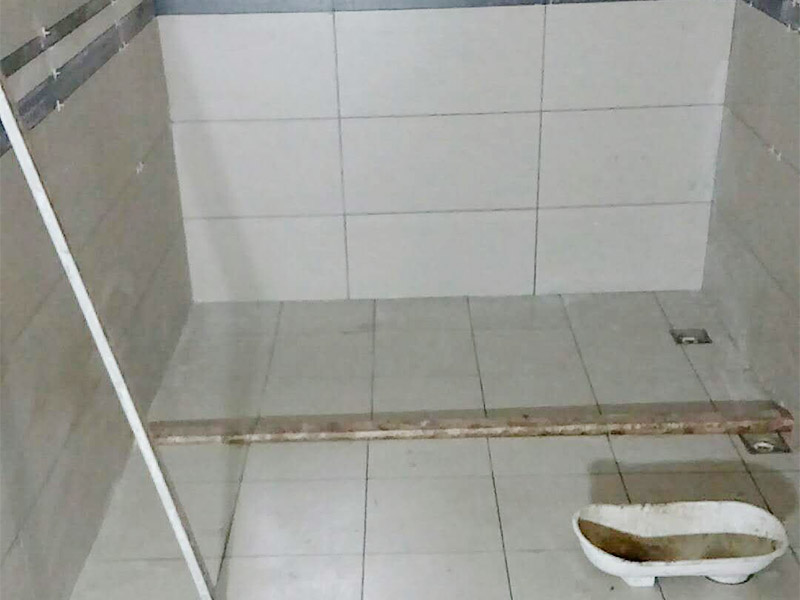 衛(wèi)生間瓷磚鋪貼：基層處理：將凸出墻面的混凝土剔平，對于基體為混凝土表面很光滑的要鑿毛，或用可摻界劑膠的水泥水細砂漿做小拉毛墻，也可以刷界面劑、并澆水濕潤基層。浸磚：面磚鑲貼前，應(yīng)挑選顏色、規(guī)格一致的磚；浸泡磚時，將面磚清掃干凈，放入凈水中浸泡2小時上，取出待表面晾干或擦干凈后方可使用。粘貼面磚：粘貼應(yīng)自下而上進行。抹8㎜厚1：0.1：2.5水泥石灰膏砂漿結(jié)合層，要刮平，隨抹隨自上而下粘貼面磚，要求砂漿飽滿，虧灰時，取下重貼，并隨時用靠尺檢查整度，同時保證縫隙寬度一致。