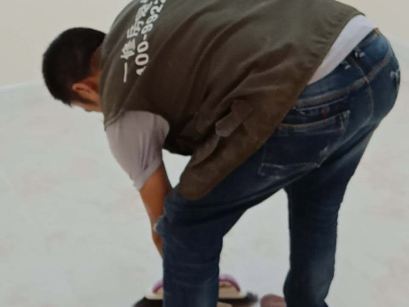 新房裝修案例：到施工階段，主體拆改是最先上的一個(gè)項(xiàng)目，主要包括拆墻、砌墻、鏟墻皮、拆暖氣、換塑鋼窗等等。主體拆改說(shuō)白了，就是先把工地的框架先搭起來(lái)。水電路改造之前，主體結(jié)構(gòu)拆改應(yīng)該基本完成了。在水電改造和主體拆改之間，還應(yīng)該進(jìn)行櫥柜的第一次測(cè)量。木工、瓦工、油工是施工的&ldquo;三兄弟&rdquo;，基本出場(chǎng)順序是：木瓦油，出場(chǎng)原則是&mdash;&mdash;&ldquo;誰(shuí)臟誰(shuí)先上&rdquo;，這也是決定家裝順序的基本原則之一。其實(shí)像包立管、做裝飾吊頂、貼石膏線之類(lèi)的木工活從某種意義上說(shuō)也可以作為主體拆改的細(xì)環(huán)節(jié)考慮，本身和水電路改造并不沖突，有時(shí)候還需要一些配合。在廚衛(wèi)吊頂?shù)耐瑫r(shí)，廚衛(wèi)的防潮吸頂燈、浴霸應(yīng)該已經(jīng)買(mǎi)好了，最好把廚衛(wèi)吸頂燈、排風(fēng)扇(浴霸)同時(shí)裝好，或者留出線頭和開(kāi)孔。吊頂結(jié)束后，可以約櫥柜上門(mén)安裝了。同時(shí)安裝的還有水槽和煤氣灶，櫥柜安裝之前最好協(xié)調(diào)物業(yè)把煤氣通了，方便煤氣灶裝好之后需要試氣。