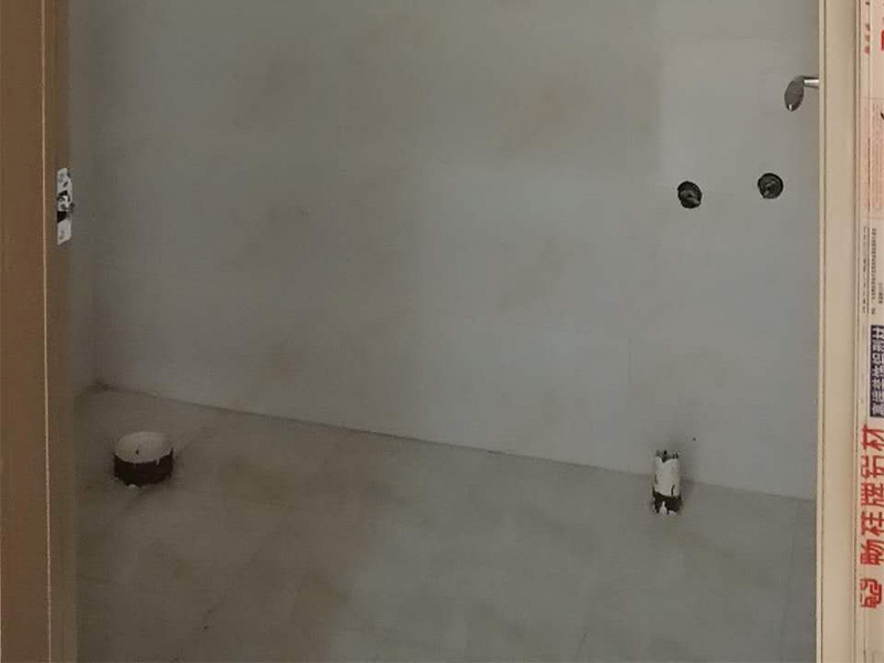 新房裝修案例：到施工階段，主體拆改是最先上的一個(gè)項(xiàng)目，主要包括拆墻、砌墻、鏟墻皮、拆暖氣、換塑鋼窗等等。主體拆改說(shuō)白了，就是先把工地的框架先搭起來(lái)。水電路改造之前，主體結(jié)構(gòu)拆改應(yīng)該基本完成了。在水電改造和主體拆改之間，還應(yīng)該進(jìn)行櫥柜的第一次測(cè)量。木工、瓦工、油工是施工的&ldquo;三兄弟&rdquo;，基本出場(chǎng)順序是：木瓦油，出場(chǎng)原則是&mdash;&mdash;&ldquo;誰(shuí)臟誰(shuí)先上&rdquo;，這也是決定家裝順序的基本原則之一。其實(shí)像包立管、做裝飾吊頂、貼石膏線之類(lèi)的木工活從某種意義上說(shuō)也可以作為主體拆改的細(xì)環(huán)節(jié)考慮，本身和水電路改造并不沖突，有時(shí)候還需要一些配合。在廚衛(wèi)吊頂?shù)耐瑫r(shí)，廚衛(wèi)的防潮吸頂燈、浴霸應(yīng)該已經(jīng)買(mǎi)好了，最好把廚衛(wèi)吸頂燈、排風(fēng)扇(浴霸)同時(shí)裝好，或者留出線頭和開(kāi)孔。吊頂結(jié)束后，可以約櫥柜上門(mén)安裝了。同時(shí)安裝的還有水槽和煤氣灶，櫥柜安裝之前最好協(xié)調(diào)物業(yè)把煤氣通了，方便煤氣灶裝好之后需要試氣。