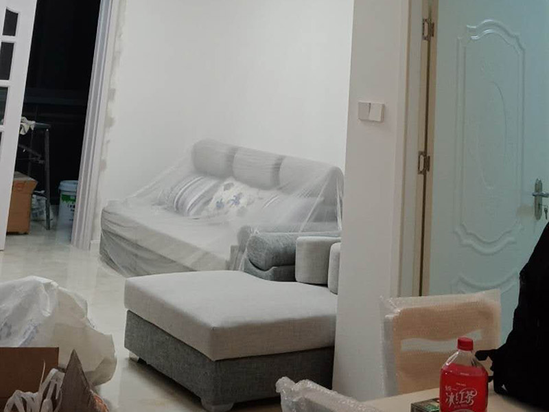 新房裝修案例：到施工階段，主體拆改是最先上的一個(gè)項(xiàng)目，主要包括拆墻、砌墻、鏟墻皮、拆暖氣、換塑鋼窗等等。主體拆改說(shuō)白了，就是先把工地的框架先搭起來(lái)。水電路改造之前，主體結(jié)構(gòu)拆改應(yīng)該基本完成了。在水電改造和主體拆改之間，還應(yīng)該進(jìn)行櫥柜的第一次測(cè)量。木工、瓦工、油工是施工的&ldquo;三兄弟&rdquo;，基本出場(chǎng)順序是：木瓦油，出場(chǎng)原則是&mdash;&mdash;&ldquo;誰(shuí)臟誰(shuí)先上&rdquo;，這也是決定家裝順序的基本原則之一。其實(shí)像包立管、做裝飾吊頂、貼石膏線之類(lèi)的木工活從某種意義上說(shuō)也可以作為主體拆改的細(xì)環(huán)節(jié)考慮，本身和水電路改造并不沖突，有時(shí)候還需要一些配合。在廚衛(wèi)吊頂?shù)耐瑫r(shí)，廚衛(wèi)的防潮吸頂燈、浴霸應(yīng)該已經(jīng)買(mǎi)好了，最好把廚衛(wèi)吸頂燈、排風(fēng)扇(浴霸)同時(shí)裝好，或者留出線頭和開(kāi)孔。吊頂結(jié)束后，可以約櫥柜上門(mén)安裝了。同時(shí)安裝的還有水槽和煤氣灶，櫥柜安裝之前最好協(xié)調(diào)物業(yè)把煤氣通了，方便煤氣灶裝好之后需要試氣。