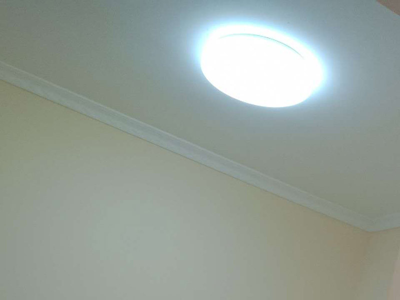 新房裝修案例：到施工階段，主體拆改是最先上的一個(gè)項(xiàng)目，主要包括拆墻、砌墻、鏟墻皮、拆暖氣、換塑鋼窗等等。主體拆改說(shuō)白了，就是先把工地的框架先搭起來(lái)。水電路改造之前，主體結(jié)構(gòu)拆改應(yīng)該基本完成了。在水電改造和主體拆改之間，還應(yīng)該進(jìn)行櫥柜的第一次測(cè)量。木工、瓦工、油工是施工的&ldquo;三兄弟&rdquo;，基本出場(chǎng)順序是：木瓦油，出場(chǎng)原則是&mdash;&mdash;&ldquo;誰(shuí)臟誰(shuí)先上&rdquo;，這也是決定家裝順序的基本原則之一。其實(shí)像包立管、做裝飾吊頂、貼石膏線之類(lèi)的木工活從某種意義上說(shuō)也可以作為主體拆改的細(xì)環(huán)節(jié)考慮，本身和水電路改造并不沖突，有時(shí)候還需要一些配合。在廚衛(wèi)吊頂?shù)耐瑫r(shí)，廚衛(wèi)的防潮吸頂燈、浴霸應(yīng)該已經(jīng)買(mǎi)好了，最好把廚衛(wèi)吸頂燈、排風(fēng)扇(浴霸)同時(shí)裝好，或者留出線頭和開(kāi)孔。吊頂結(jié)束后，可以約櫥柜上門(mén)安裝了。同時(shí)安裝的還有水槽和煤氣灶，櫥柜安裝之前最好協(xié)調(diào)物業(yè)把煤氣通了，方便煤氣灶裝好之后需要試氣。