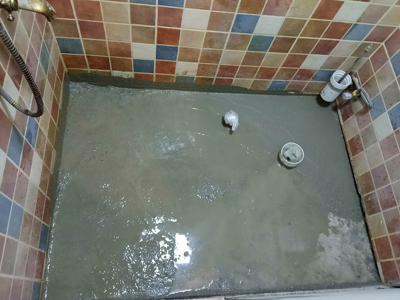 廁所管道重裝，地面找平：1、關(guān)閉水管總閥。(即水表前面的水管開關(guān))2、打開水龍頭20分鐘，確保沒(méi)水再滴后關(guān)閉所有的水龍頭。3、關(guān)閉馬桶水箱和洗衣機(jī)等進(jìn)水開關(guān)。4、打開水管總閥。5、打開總閥后20分鐘，查看水表是否走動(dòng)，包括緩慢的走動(dòng)。如果有走動(dòng)，即為漏水了。如果沒(méi)有走動(dòng)，可能沒(méi)事。建議施工完一定要進(jìn)行水壓測(cè)試實(shí)驗(yàn)，一般打壓8公斤，時(shí)間20-30分鐘。 在地面找平工程上，我們需要注意3個(gè)小方面，即平整度、地面抹灰及養(yǎng)護(hù)。地面找平對(duì)平整度有極高的要求，它通常將地面平整度分為3個(gè)環(huán)節(jié)分別采取不同的措施進(jìn)行修整，嚴(yán)格控制地面落差。另一方面，地面抹灰是地面找平不可缺少的一個(gè)環(huán)節(jié)，我們常根據(jù)面層抹灰的厚度來(lái)找出地面抹平的基準(zhǔn)線。最后但同樣重要的是地面的養(yǎng)護(hù)，在地面找平工作完成后是需要對(duì)地面進(jìn)行養(yǎng)護(hù)的，我們可以通過(guò)適量灑水養(yǎng)護(hù)，并且養(yǎng)護(hù)的時(shí)間應(yīng)該不少于7天，這樣才能保證地面找平工程的質(zhì)量。