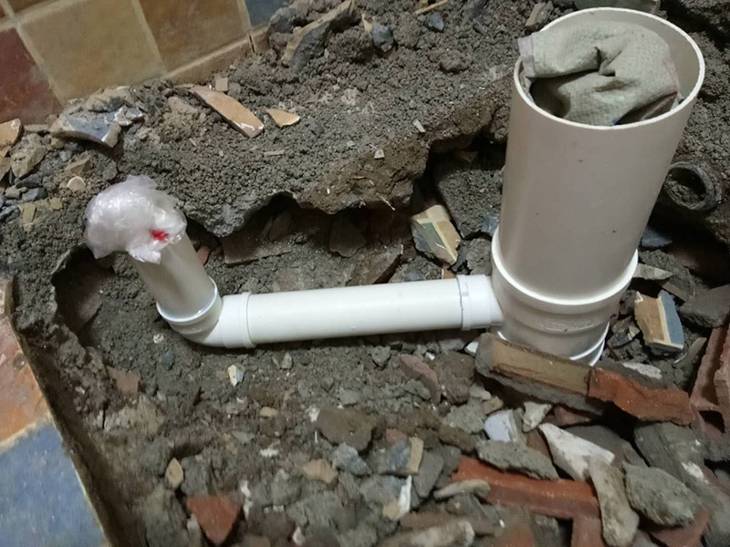 廁所管道重裝，地面找平：1、關(guān)閉水管總閥。(即水表前面的水管開關(guān))2、打開水龍頭20分鐘，確保沒(méi)水再滴后關(guān)閉所有的水龍頭。3、關(guān)閉馬桶水箱和洗衣機(jī)等進(jìn)水開關(guān)。4、打開水管總閥。5、打開總閥后20分鐘，查看水表是否走動(dòng)，包括緩慢的走動(dòng)。如果有走動(dòng)，即為漏水了。如果沒(méi)有走動(dòng)，可能沒(méi)事。建議施工完一定要進(jìn)行水壓測(cè)試實(shí)驗(yàn)，一般打壓8公斤，時(shí)間20-30分鐘。 在地面找平工程上，我們需要注意3個(gè)小方面，即平整度、地面抹灰及養(yǎng)護(hù)。地面找平對(duì)平整度有極高的要求，它通常將地面平整度分為3個(gè)環(huán)節(jié)分別采取不同的措施進(jìn)行修整，嚴(yán)格控制地面落差。另一方面，地面抹灰是地面找平不可缺少的一個(gè)環(huán)節(jié)，我們常根據(jù)面層抹灰的厚度來(lái)找出地面抹平的基準(zhǔn)線。最后但同樣重要的是地面的養(yǎng)護(hù)，在地面找平工作完成后是需要對(duì)地面進(jìn)行養(yǎng)護(hù)的，我們可以通過(guò)適量灑水養(yǎng)護(hù)，并且養(yǎng)護(hù)的時(shí)間應(yīng)該不少于7天，這樣才能保證地面找平工程的質(zhì)量。