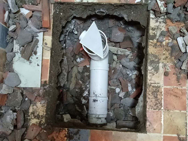 廁所管道重裝，地面找平：1、關(guān)閉水管總閥。(即水表前面的水管開關(guān))2、打開水龍頭20分鐘，確保沒(méi)水再滴后關(guān)閉所有的水龍頭。3、關(guān)閉馬桶水箱和洗衣機(jī)等進(jìn)水開關(guān)。4、打開水管總閥。5、打開總閥后20分鐘，查看水表是否走動(dòng)，包括緩慢的走動(dòng)。如果有走動(dòng)，即為漏水了。如果沒(méi)有走動(dòng)，可能沒(méi)事。建議施工完一定要進(jìn)行水壓測(cè)試實(shí)驗(yàn)，一般打壓8公斤，時(shí)間20-30分鐘。 在地面找平工程上，我們需要注意3個(gè)小方面，即平整度、地面抹灰及養(yǎng)護(hù)。地面找平對(duì)平整度有極高的要求，它通常將地面平整度分為3個(gè)環(huán)節(jié)分別采取不同的措施進(jìn)行修整，嚴(yán)格控制地面落差。另一方面，地面抹灰是地面找平不可缺少的一個(gè)環(huán)節(jié)，我們常根據(jù)面層抹灰的厚度來(lái)找出地面抹平的基準(zhǔn)線。最后但同樣重要的是地面的養(yǎng)護(hù)，在地面找平工作完成后是需要對(duì)地面進(jìn)行養(yǎng)護(hù)的，我們可以通過(guò)適量灑水養(yǎng)護(hù)，并且養(yǎng)護(hù)的時(shí)間應(yīng)該不少于7天，這樣才能保證地面找平工程的質(zhì)量。