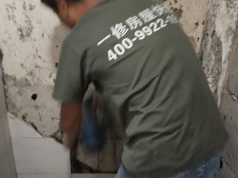 局部瓷磚拆除裝修：衛(wèi)浴用具拆除后可以對(duì)墻面瓷磚進(jìn)行拆卸。拆卸一般是從墻體的下方往上方敲，從瓷磚的邊緣往里面敲，還需要根據(jù)拆卸的位置選擇適當(dāng)?shù)那么u力度。敲磚是從墻體下方開始敲，從每塊瓷磚的邊緣開始敲。如果先敲上面的瓷磚，地面堆積瓷磚較多，擋住墻體下面的瓷磚，不利于拆卸。另外，敲磚過程中，要不是對(duì)地面的瓷磚進(jìn)行清理，以免瓷磚過多堆積，減慢施工進(jìn)度以及造成施工意外。 由于二手房的衛(wèi)浴在之前是做了一次防水的，因此在敲磚時(shí)必須注意防水層的處理，與屋主溝通好，防水層是否打掉。舊的防水層一般都不打掉，在敲磚后，在原有的防水層上面，再薄薄做一層防水，以提高衛(wèi)浴的防水能力。但如果屋主需要把防水敲掉重新再做。則敲磚需要打到批土層或打到見底。敲插座和龍頭附近的瓷磚時(shí)，要慢慢敲，小心摸清電線和水管的走向，以防損壞電線和水管。如果電線或水管已經(jīng)損壞了，要及時(shí)進(jìn)行修補(bǔ)處理，以免留下更多后續(xù)工程。