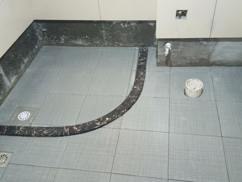 衛(wèi)生間貼磚裝修:1、 衛(wèi)生間墻面在施工前清理墻面的各類污物，用泥刀先批墻，后用水泥漿找平，防止瓷磚貼后有空鼓現(xiàn)象。2、 衛(wèi)生間內(nèi)會防止抽風(fēng)機(jī)、安裝吊頂?shù)?，所以高度要特別注意，其次是墻磚與地磚的尺寸要互相對應(yīng)，不能有太大的差異，最后根據(jù)高度、尺寸與整體效果來確定鋪貼方法，如果統(tǒng)一墻面瓷磚不同，大尺寸瓷磚從下往上貼，小尺寸從上往下貼。3、配料將清水逐量加入粉狀粘結(jié)劑內(nèi)，按照說明書上一定的比例調(diào)配。攪拌調(diào)和將粘結(jié)劑漿料攪拌至潤滑均勻，無明顯塊狀或糊涂結(jié)狀，將攪拌后施工漿料靜置5-10分鐘，然后再稍加攪拌