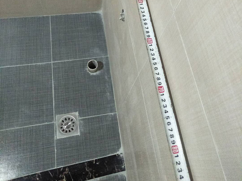 衛(wèi)生間貼磚裝修:1、 衛(wèi)生間墻面在施工前清理墻面的各類污物，用泥刀先批墻，后用水泥漿找平，防止瓷磚貼后有空鼓現(xiàn)象。2、 衛(wèi)生間內(nèi)會防止抽風(fēng)機(jī)、安裝吊頂?shù)?，所以高度要特別注意，其次是墻磚與地磚的尺寸要互相對應(yīng)，不能有太大的差異，最后根據(jù)高度、尺寸與整體效果來確定鋪貼方法，如果統(tǒng)一墻面瓷磚不同，大尺寸瓷磚從下往上貼，小尺寸從上往下貼。3、配料將清水逐量加入粉狀粘結(jié)劑內(nèi)，按照說明書上一定的比例調(diào)配。攪拌調(diào)和將粘結(jié)劑漿料攪拌至潤滑均勻，無明顯塊狀或糊涂結(jié)狀，將攪拌后施工漿料靜置5-10分鐘，然后再稍加攪拌