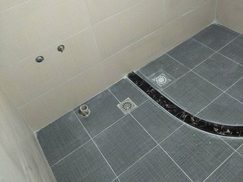 衛(wèi)生間貼磚裝修:1、 衛(wèi)生間墻面在施工前清理墻面的各類污物，用泥刀先批墻，后用水泥漿找平，防止瓷磚貼后有空鼓現(xiàn)象。2、 衛(wèi)生間內(nèi)會防止抽風(fēng)機(jī)、安裝吊頂?shù)?，所以高度要特別注意，其次是墻磚與地磚的尺寸要互相對應(yīng)，不能有太大的差異，最后根據(jù)高度、尺寸與整體效果來確定鋪貼方法，如果統(tǒng)一墻面瓷磚不同，大尺寸瓷磚從下往上貼，小尺寸從上往下貼。3、配料將清水逐量加入粉狀粘結(jié)劑內(nèi)，按照說明書上一定的比例調(diào)配。攪拌調(diào)和將粘結(jié)劑漿料攪拌至潤滑均勻，無明顯塊狀或糊涂結(jié)狀，將攪拌后施工漿料靜置5-10分鐘，然后再稍加攪拌