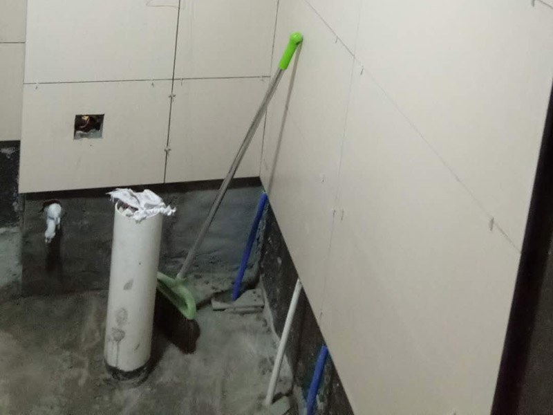 衛(wèi)生間貼磚裝修:1、 衛(wèi)生間墻面在施工前清理墻面的各類污物，用泥刀先批墻，后用水泥漿找平，防止瓷磚貼后有空鼓現(xiàn)象。2、 衛(wèi)生間內(nèi)會防止抽風(fēng)機(jī)、安裝吊頂?shù)?，所以高度要特別注意，其次是墻磚與地磚的尺寸要互相對應(yīng)，不能有太大的差異，最后根據(jù)高度、尺寸與整體效果來確定鋪貼方法，如果統(tǒng)一墻面瓷磚不同，大尺寸瓷磚從下往上貼，小尺寸從上往下貼。3、配料將清水逐量加入粉狀粘結(jié)劑內(nèi)，按照說明書上一定的比例調(diào)配。攪拌調(diào)和將粘結(jié)劑漿料攪拌至潤滑均勻，無明顯塊狀或糊涂結(jié)狀，將攪拌后施工漿料靜置5-10分鐘，然后再稍加攪拌