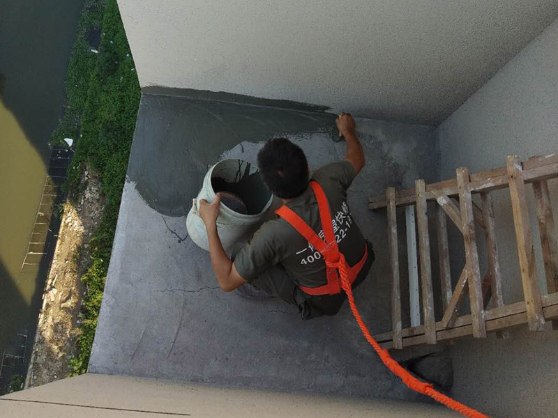 陽臺頂部外墻防水裝修：1、根據(jù)現(xiàn)場實(shí)際情況，對防水部位基層原有的外墻涂料進(jìn)行清理，特別是基層破碎處、松動(dòng)處進(jìn)行徹底清除干凈，露出堅(jiān)硬基礎(chǔ)。2、在基層處理干凈的基礎(chǔ)上，用高檔有機(jī)硅防水涂料與水按1：2的比例稀釋后，摻入高標(biāo)號水泥做成灰膏，對砂眼、蜂窩、龜裂做細(xì)部處理。3、對不規(guī)則的龜裂進(jìn)行修補(bǔ)時(shí)，超過2mm的龜裂用長絲無紡布與有機(jī)硅外墻專用涂料進(jìn)行貼粘修補(bǔ)，以免龜裂紋繼續(xù)擴(kuò)大。4、對窗口四周、檐底、預(yù)埋件、穿墻管等重要部位做加強(qiáng)處理。5、涂料采用涂刷法施工，涂刷的方向、行程長短應(yīng)一致，涂刷應(yīng)均勻不得漏刷。6、機(jī)械噴涂施工時(shí)做到噴涂均勻，壓茬到位，不得漏噴，使表面光滑。7、施工完畢后將現(xiàn)場衛(wèi)生清理干凈。