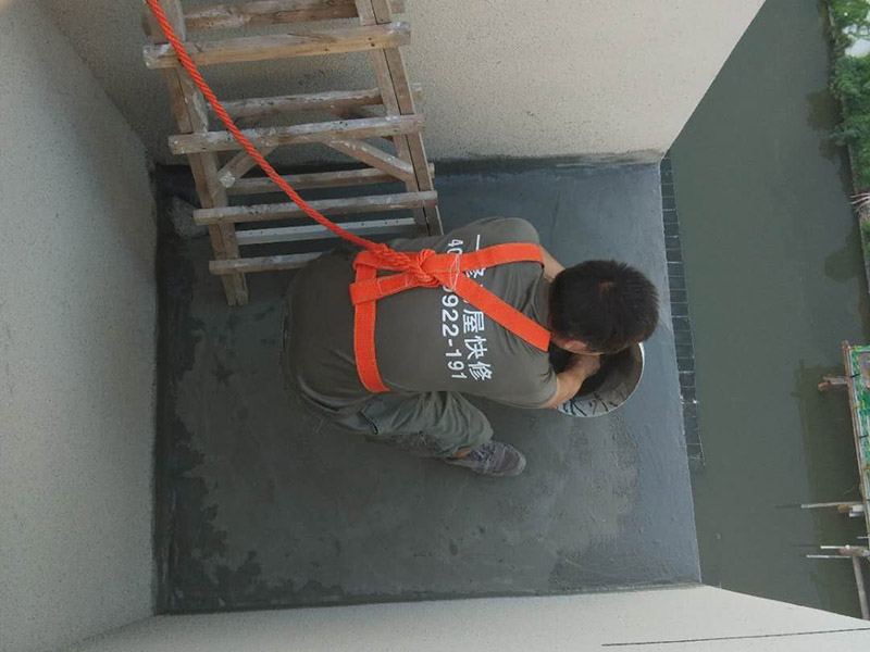 陽臺頂部外墻防水裝修：1、根據(jù)現(xiàn)場實(shí)際情況，對防水部位基層原有的外墻涂料進(jìn)行清理，特別是基層破碎處、松動(dòng)處進(jìn)行徹底清除干凈，露出堅(jiān)硬基礎(chǔ)。2、在基層處理干凈的基礎(chǔ)上，用高檔有機(jī)硅防水涂料與水按1：2的比例稀釋后，摻入高標(biāo)號水泥做成灰膏，對砂眼、蜂窩、龜裂做細(xì)部處理。3、對不規(guī)則的龜裂進(jìn)行修補(bǔ)時(shí)，超過2mm的龜裂用長絲無紡布與有機(jī)硅外墻專用涂料進(jìn)行貼粘修補(bǔ)，以免龜裂紋繼續(xù)擴(kuò)大。4、對窗口四周、檐底、預(yù)埋件、穿墻管等重要部位做加強(qiáng)處理。5、涂料采用涂刷法施工，涂刷的方向、行程長短應(yīng)一致，涂刷應(yīng)均勻不得漏刷。6、機(jī)械噴涂施工時(shí)做到噴涂均勻，壓茬到位，不得漏噴，使表面光滑。7、施工完畢后將現(xiàn)場衛(wèi)生清理干凈。