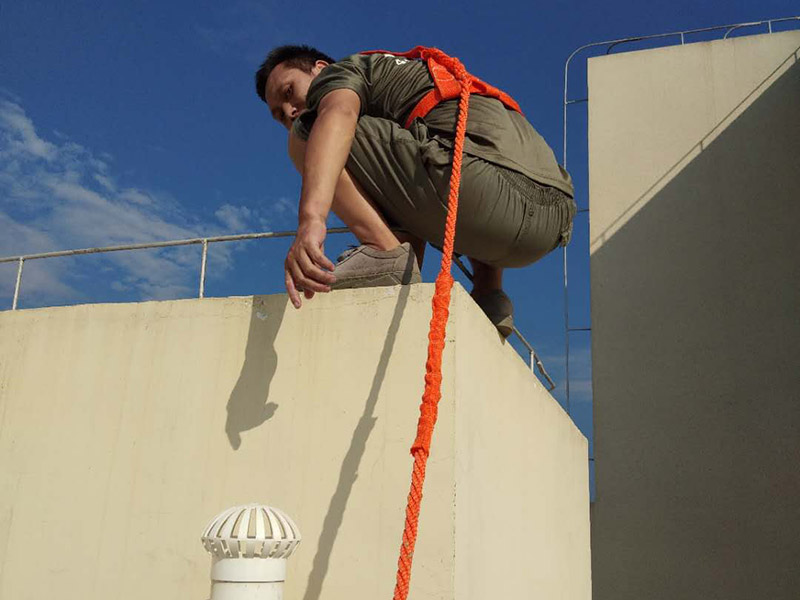 陽臺頂部外墻防水裝修：1、根據(jù)現(xiàn)場實(shí)際情況，對防水部位基層原有的外墻涂料進(jìn)行清理，特別是基層破碎處、松動(dòng)處進(jìn)行徹底清除干凈，露出堅(jiān)硬基礎(chǔ)。2、在基層處理干凈的基礎(chǔ)上，用高檔有機(jī)硅防水涂料與水按1：2的比例稀釋后，摻入高標(biāo)號水泥做成灰膏，對砂眼、蜂窩、龜裂做細(xì)部處理。3、對不規(guī)則的龜裂進(jìn)行修補(bǔ)時(shí)，超過2mm的龜裂用長絲無紡布與有機(jī)硅外墻專用涂料進(jìn)行貼粘修補(bǔ)，以免龜裂紋繼續(xù)擴(kuò)大。4、對窗口四周、檐底、預(yù)埋件、穿墻管等重要部位做加強(qiáng)處理。5、涂料采用涂刷法施工，涂刷的方向、行程長短應(yīng)一致，涂刷應(yīng)均勻不得漏刷。6、機(jī)械噴涂施工時(shí)做到噴涂均勻，壓茬到位，不得漏噴，使表面光滑。7、施工完畢后將現(xiàn)場衛(wèi)生清理干凈。