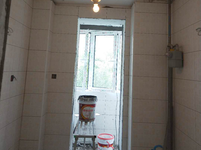 陽臺(tái)貼磚裝修：一、瓷磚是否要貼到頂：對(duì)于陽臺(tái)墻磚所貼的高度，一般的陽臺(tái)貼1.2米-1.5米高度就夠了！比洗衣機(jī)高點(diǎn)就行。老師傅建議貼瓷磚，一個(gè)是整體效果要好，二是打掃要方便。所以還是建議把瓷磚貼到頂，這樣不僅美觀而且以后清理打掃也方便。二、陽臺(tái)瓷磚如何收邊：其實(shí)最簡(jiǎn)單的方法就是不銹鋼收邊。三、瓷磚和乳膠漆如何銜接：老師傅給的建議是先貼好陽臺(tái)瓷磚，再掛內(nèi)墻膩?zhàn)樱ǔ＝Y(jié)合部在轉(zhuǎn)角處，膩?zhàn)右痛纱u側(cè)面抹齊平，涂刷乳膠漆時(shí)，結(jié)合處用刷子沿邊緣手刷即可。四、要不要裝吊頂：老師傅建議采用石材線條、或木線條配合設(shè)計(jì)來達(dá)到瓷磚和吊頂?shù)氖者呅Ч? width=