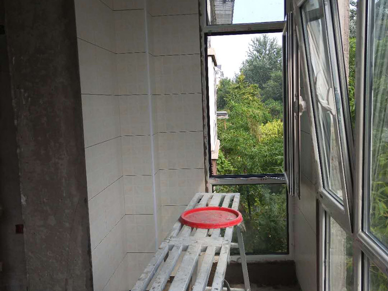 陽臺(tái)貼磚裝修：一、瓷磚是否要貼到頂：對(duì)于陽臺(tái)墻磚所貼的高度，一般的陽臺(tái)貼1.2米-1.5米高度就夠了！比洗衣機(jī)高點(diǎn)就行。老師傅建議貼瓷磚，一個(gè)是整體效果要好，二是打掃要方便。所以還是建議把瓷磚貼到頂，這樣不僅美觀而且以后清理打掃也方便。二、陽臺(tái)瓷磚如何收邊：其實(shí)最簡(jiǎn)單的方法就是不銹鋼收邊。三、瓷磚和乳膠漆如何銜接：老師傅給的建議是先貼好陽臺(tái)瓷磚，再掛內(nèi)墻膩?zhàn)樱ǔ＝Y(jié)合部在轉(zhuǎn)角處，膩?zhàn)右痛纱u側(cè)面抹齊平，涂刷乳膠漆時(shí)，結(jié)合處用刷子沿邊緣手刷即可。四、要不要裝吊頂：老師傅建議采用石材線條、或木線條配合設(shè)計(jì)來達(dá)到瓷磚和吊頂?shù)氖者呅Ч? width=