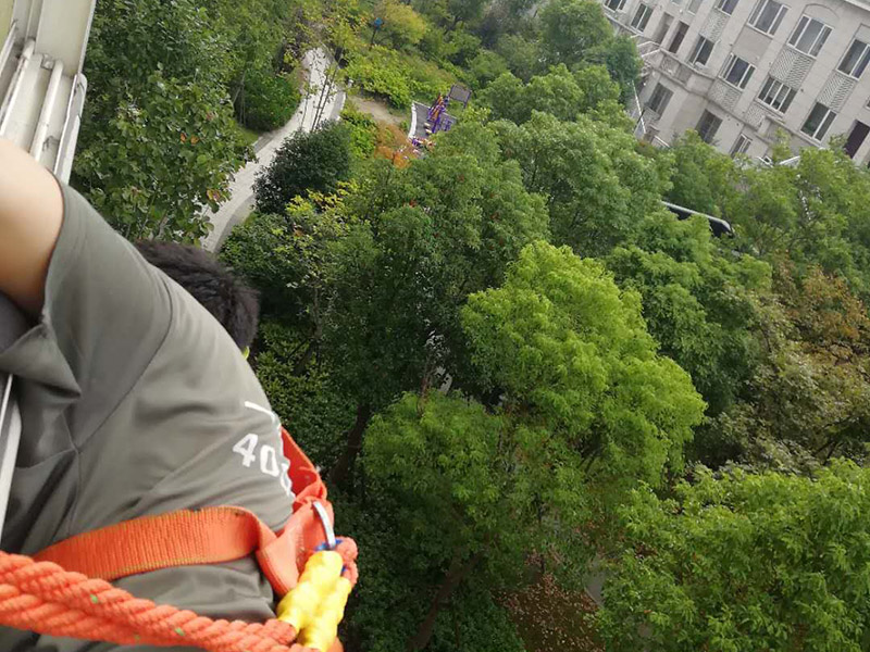 外墻窗戶(hù)打膠裝修：修補(bǔ)膠是針對(duì)塑鋼在安裝，及運(yùn)輸過(guò)程中出現(xiàn)的細(xì)小及明顯的裂縫用來(lái)修補(bǔ)的膠，有點(diǎn)像牙膏一樣，使用方法，將修補(bǔ)面徹底清洗干凈，干燥，用美工刀片順著裂縫刮出1-2mm的倒角口，再將膠刮入裂縫中，用刀片修平，待到膠體7分干的時(shí)候再用刀片將裂縫周?chē)嘤嗟哪z修去，如果感覺(jué)效果還是不好的話(huà)，等到膠體完全干透以后用1500號(hào)以上的水砂紙蘸水輕輕打磨即可。 師傅有專(zhuān)門(mén)打膠的工具，打膠完成后要用手抹平！像劑牙膏一樣將修補(bǔ)膠涂在需修正的地方，等干后用鏟鏟平，再用細(xì)紗紙磨平。擠出來(lái)直接涂在裂縫上抹平。