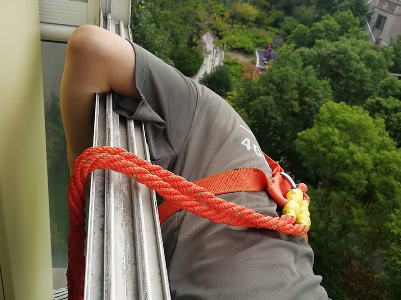 外墻窗戶(hù)打膠裝修：修補(bǔ)膠是針對(duì)塑鋼在安裝，及運(yùn)輸過(guò)程中出現(xiàn)的細(xì)小及明顯的裂縫用來(lái)修補(bǔ)的膠，有點(diǎn)像牙膏一樣，使用方法，將修補(bǔ)面徹底清洗干凈，干燥，用美工刀片順著裂縫刮出1-2mm的倒角口，再將膠刮入裂縫中，用刀片修平，待到膠體7分干的時(shí)候再用刀片將裂縫周?chē)嘤嗟哪z修去，如果感覺(jué)效果還是不好的話(huà)，等到膠體完全干透以后用1500號(hào)以上的水砂紙蘸水輕輕打磨即可。 師傅有專(zhuān)門(mén)打膠的工具，打膠完成后要用手抹平！像劑牙膏一樣將修補(bǔ)膠涂在需修正的地方，等干后用鏟鏟平，再用細(xì)紗紙磨平。擠出來(lái)直接涂在裂縫上抹平。