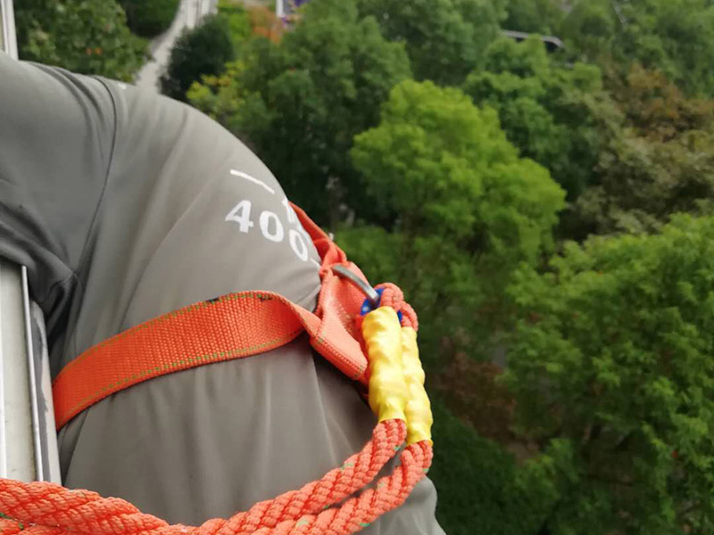 外墻窗戶(hù)打膠裝修：修補(bǔ)膠是針對(duì)塑鋼在安裝，及運(yùn)輸過(guò)程中出現(xiàn)的細(xì)小及明顯的裂縫用來(lái)修補(bǔ)的膠，有點(diǎn)像牙膏一樣，使用方法，將修補(bǔ)面徹底清洗干凈，干燥，用美工刀片順著裂縫刮出1-2mm的倒角口，再將膠刮入裂縫中，用刀片修平，待到膠體7分干的時(shí)候再用刀片將裂縫周?chē)嘤嗟哪z修去，如果感覺(jué)效果還是不好的話(huà)，等到膠體完全干透以后用1500號(hào)以上的水砂紙蘸水輕輕打磨即可。 師傅有專(zhuān)門(mén)打膠的工具，打膠完成后要用手抹平！像劑牙膏一樣將修補(bǔ)膠涂在需修正的地方，等干后用鏟鏟平，再用細(xì)紗紙磨平。擠出來(lái)直接涂在裂縫上抹平。