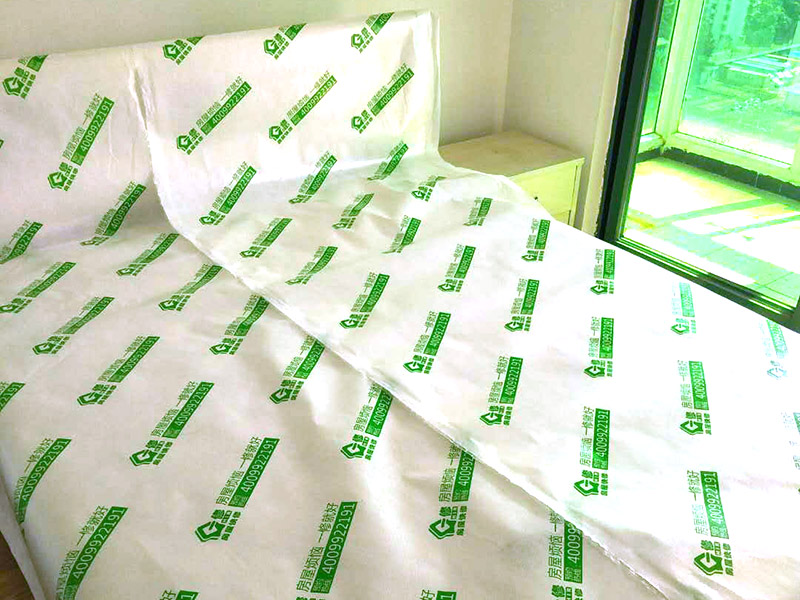 吊頂空鼓維修方案:空鼓形成的原因很多,主要有以下五種： 1、基層沒(méi)有清掃干凈； 2、水泥沙漿水灰比過(guò)大； 3、表面沒(méi)有壓實(shí)； 4、由于開(kāi)發(fā)商為了節(jié)省材料降低成本在抹灰及找平部位少用材料或亂用材料； 5、由于墻面抹灰跟地面找平后濕水不夠引起材料燒壞形成的空鼓。 墻面空鼓允許范圍是0.02平方米，地面空鼓允許范圍是0.04平方米。處理辦法：鑿開(kāi)空鼓部位，重做找平層或抹灰層。