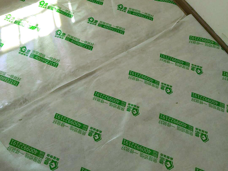 吊頂空鼓維修方案:空鼓形成的原因很多,主要有以下五種： 1、基層沒(méi)有清掃干凈； 2、水泥沙漿水灰比過(guò)大； 3、表面沒(méi)有壓實(shí)； 4、由于開(kāi)發(fā)商為了節(jié)省材料降低成本在抹灰及找平部位少用材料或亂用材料； 5、由于墻面抹灰跟地面找平后濕水不夠引起材料燒壞形成的空鼓。 墻面空鼓允許范圍是0.02平方米，地面空鼓允許范圍是0.04平方米。處理辦法：鑿開(kāi)空鼓部位，重做找平層或抹灰層。