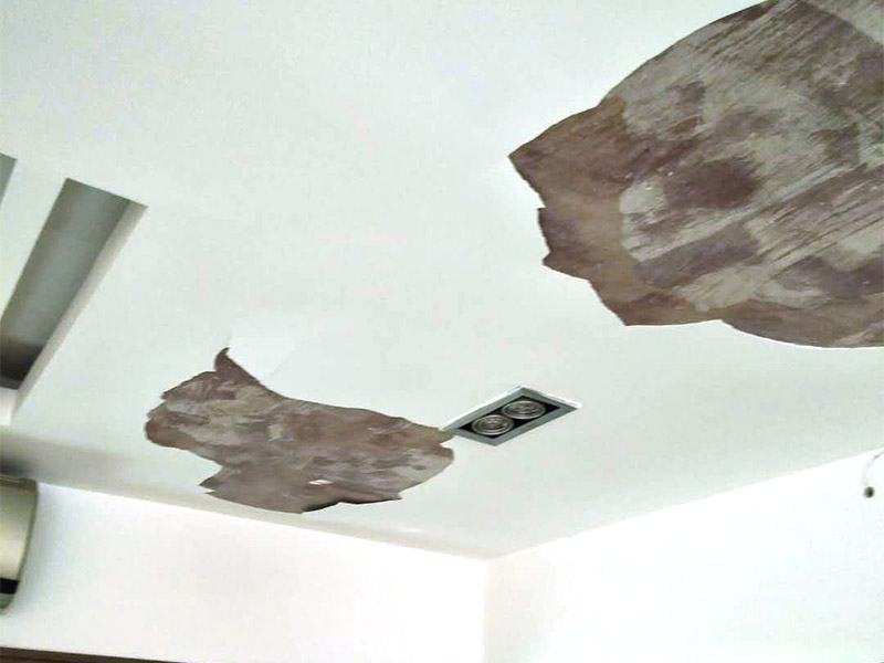 吊頂空鼓維修方案:空鼓形成的原因很多,主要有以下五種： 1、基層沒(méi)有清掃干凈； 2、水泥沙漿水灰比過(guò)大； 3、表面沒(méi)有壓實(shí)； 4、由于開(kāi)發(fā)商為了節(jié)省材料降低成本在抹灰及找平部位少用材料或亂用材料； 5、由于墻面抹灰跟地面找平后濕水不夠引起材料燒壞形成的空鼓。 墻面空鼓允許范圍是0.02平方米，地面空鼓允許范圍是0.04平方米。處理辦法：鑿開(kāi)空鼓部位，重做找平層或抹灰層。