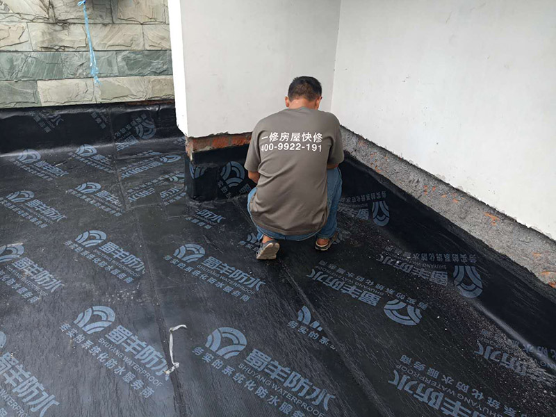 露臺防水裝修:先是找到原來的防水層，然后將其鏟除，處理好露臺的基面，注意不能留有油膩、蠟等任何碎屑物質(zhì)，保證基面的平整、干凈，如果發(fā)現(xiàn)有孔隙或者是裂縫，則需要先進(jìn)行修補(bǔ)。接著是進(jìn)行找平處理，然后排干下部保溫層里面的積水，再設(shè)若干排氣孔進(jìn)行排氣措施。在做好了阻根防水層后，我們還需要進(jìn)行找坡處理，避免形成部分儲水。一般來說是利用水泥砂漿來進(jìn)行找平、找坡，注意坡度不能小于百分之三。觀察不漏水則為及格，然后在防水層上做水泥砂漿保護(hù)層等各項維護(hù)及瓷磚鋪貼，最后做露臺的綠化工作。