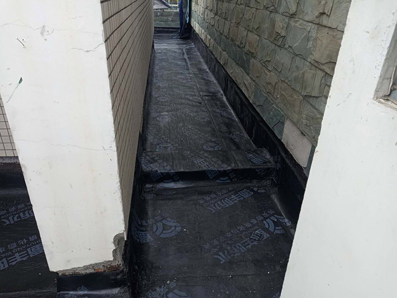 露臺防水裝修:先是找到原來的防水層，然后將其鏟除，處理好露臺的基面，注意不能留有油膩、蠟等任何碎屑物質(zhì)，保證基面的平整、干凈，如果發(fā)現(xiàn)有孔隙或者是裂縫，則需要先進(jìn)行修補(bǔ)。接著是進(jìn)行找平處理，然后排干下部保溫層里面的積水，再設(shè)若干排氣孔進(jìn)行排氣措施。在做好了阻根防水層后，我們還需要進(jìn)行找坡處理，避免形成部分儲水。一般來說是利用水泥砂漿來進(jìn)行找平、找坡，注意坡度不能小于百分之三。觀察不漏水則為及格，然后在防水層上做水泥砂漿保護(hù)層等各項維護(hù)及瓷磚鋪貼，最后做露臺的綠化工作。