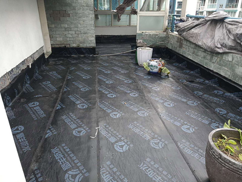 露臺防水裝修:先是找到原來的防水層，然后將其鏟除，處理好露臺的基面，注意不能留有油膩、蠟等任何碎屑物質(zhì)，保證基面的平整、干凈，如果發(fā)現(xiàn)有孔隙或者是裂縫，則需要先進(jìn)行修補(bǔ)。接著是進(jìn)行找平處理，然后排干下部保溫層里面的積水，再設(shè)若干排氣孔進(jìn)行排氣措施。在做好了阻根防水層后，我們還需要進(jìn)行找坡處理，避免形成部分儲水。一般來說是利用水泥砂漿來進(jìn)行找平、找坡，注意坡度不能小于百分之三。觀察不漏水則為及格，然后在防水層上做水泥砂漿保護(hù)層等各項維護(hù)及瓷磚鋪貼，最后做露臺的綠化工作。